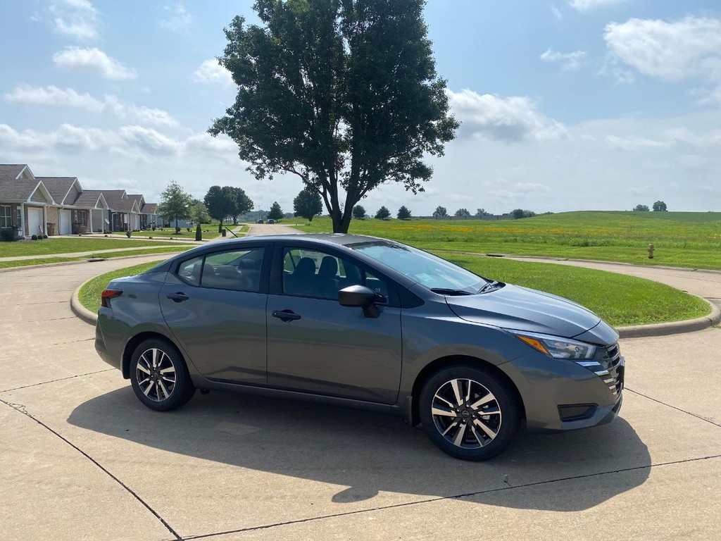 Nissan Versa Vehicle Full-screen Gallery Image 19