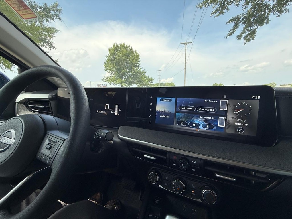 Nissan Kicks Vehicle Full-screen Gallery Image 02