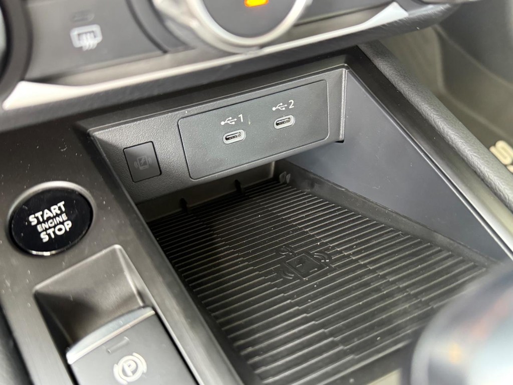 Nissan Kicks Vehicle Full-screen Gallery Image 03