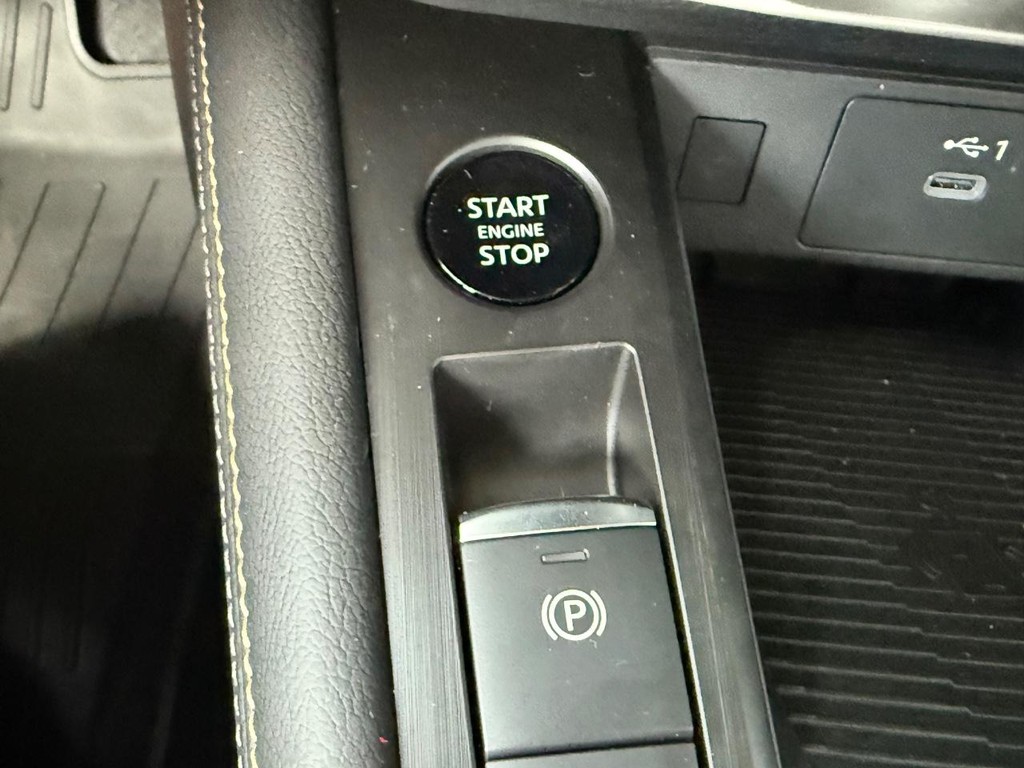 Nissan Kicks Vehicle Full-screen Gallery Image 06