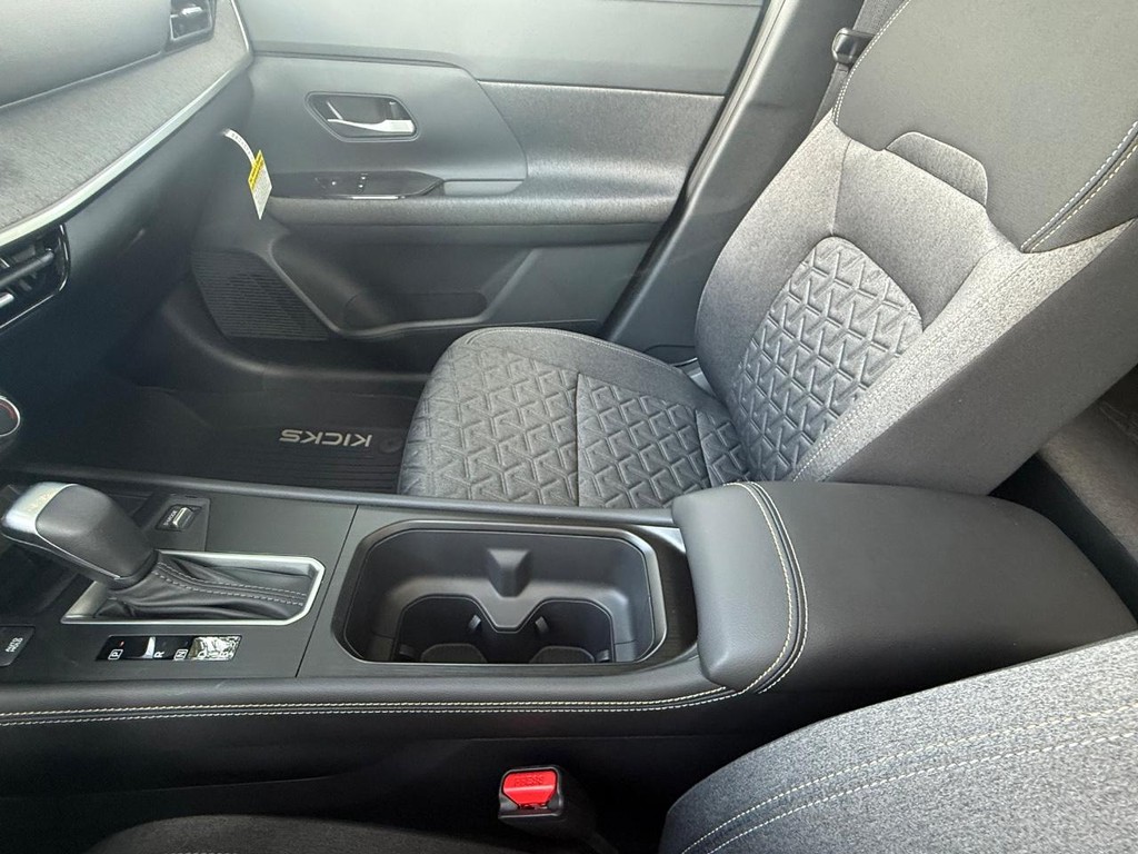 Nissan Kicks Vehicle Full-screen Gallery Image 08