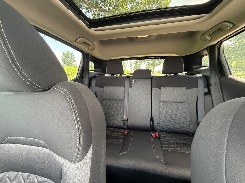 Nissan Kicks Vehicle Full-screen Gallery Image 09