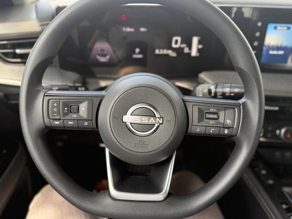Nissan Kicks Vehicle Full-screen Gallery Image 12
