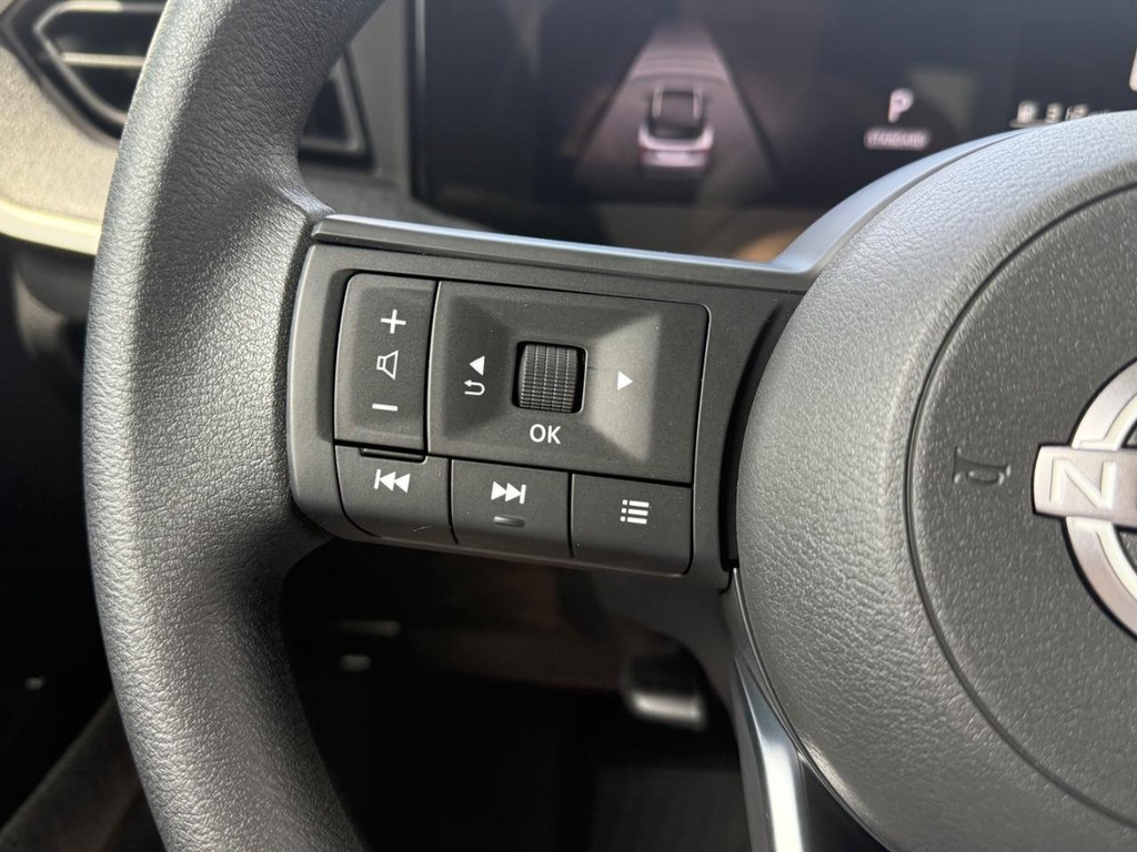 Nissan Kicks Vehicle Full-screen Gallery Image 14