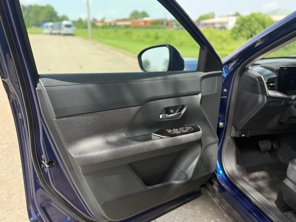 Nissan Kicks Vehicle Full-screen Gallery Image 16