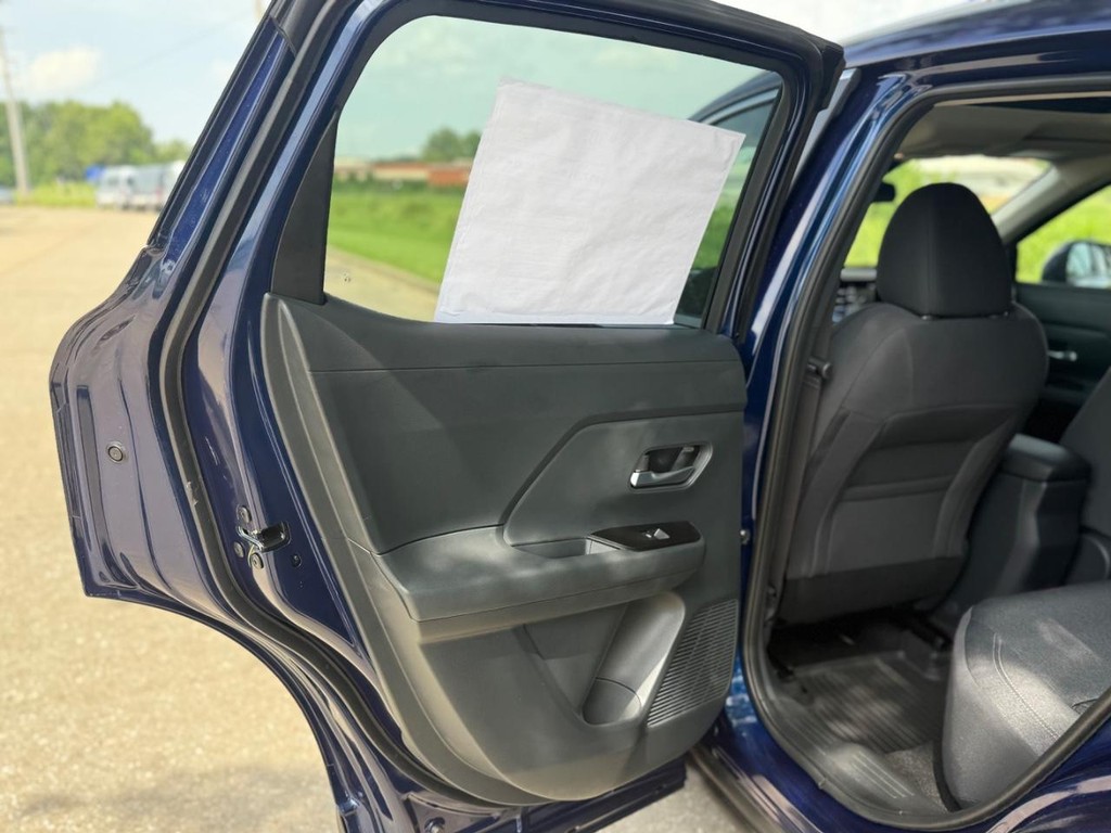 Nissan Kicks Vehicle Full-screen Gallery Image 18