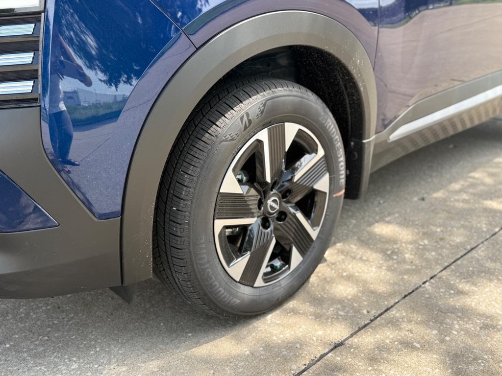 Nissan Kicks Vehicle Full-screen Gallery Image 21