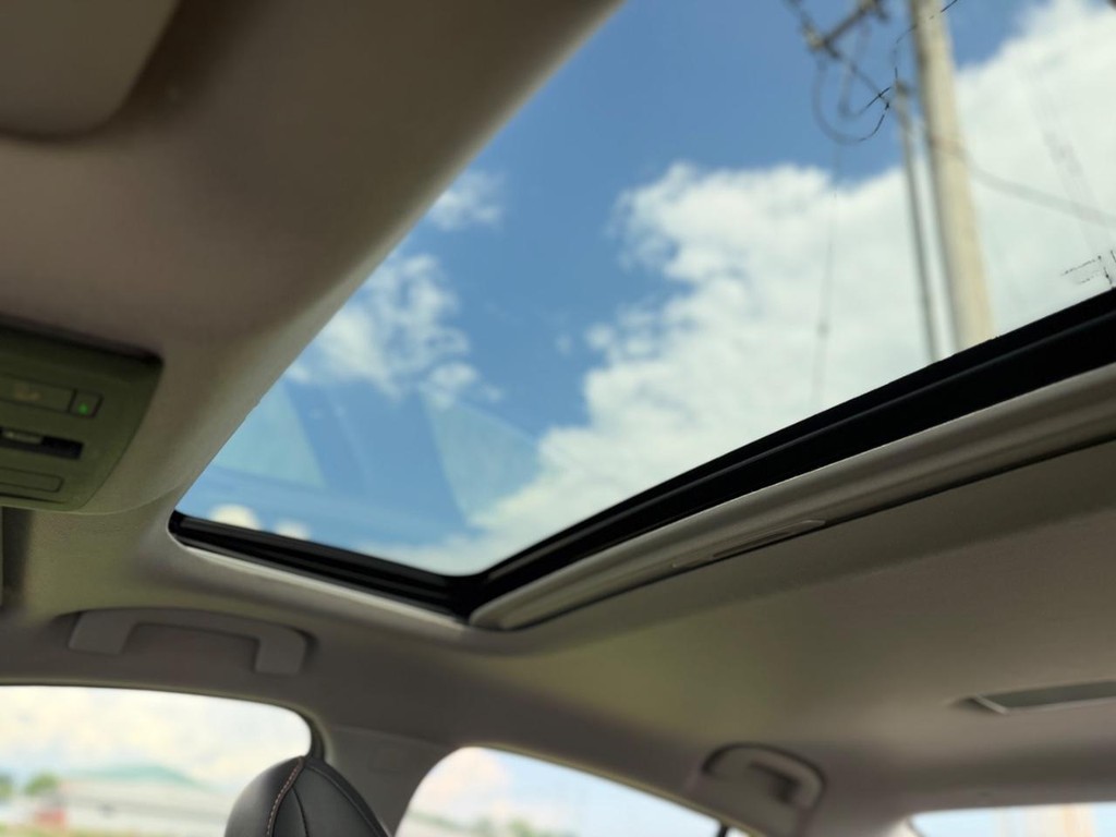 Nissan Sentra Vehicle Full-screen Gallery Image 02