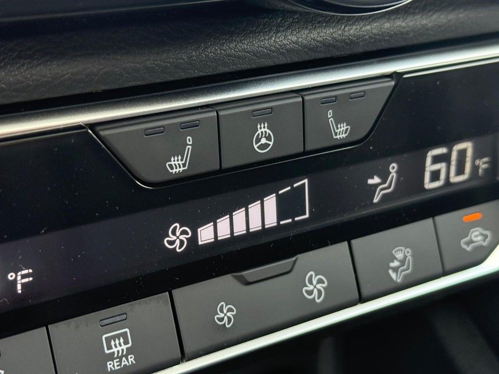 Nissan Sentra Vehicle Full-screen Gallery Image 04