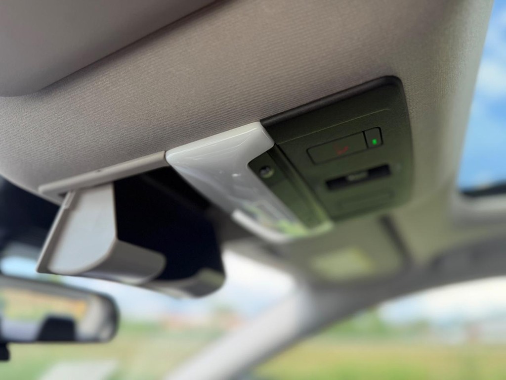 Nissan Sentra Vehicle Full-screen Gallery Image 05