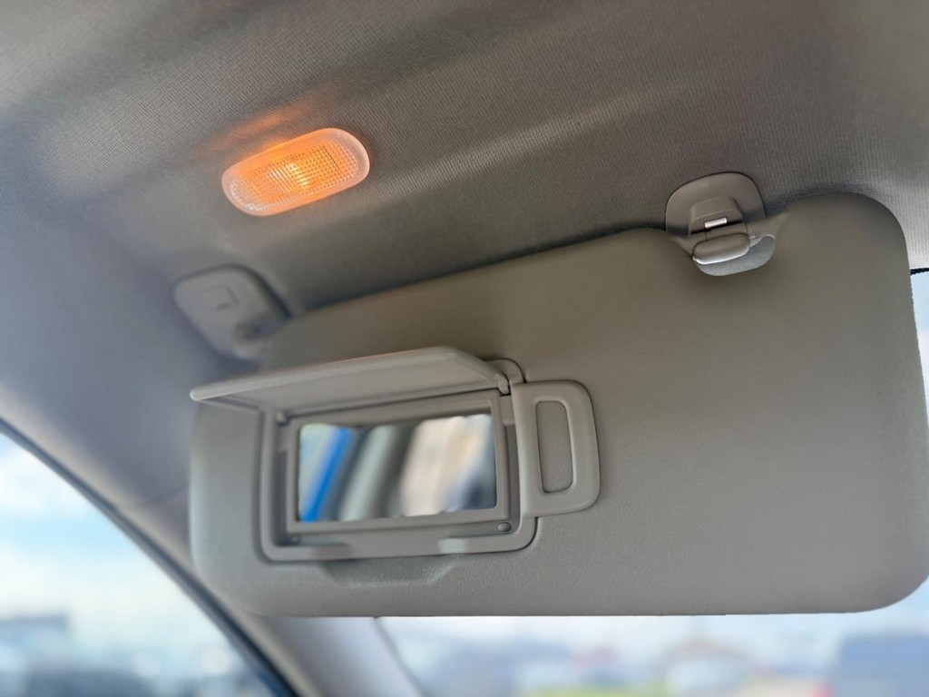 Nissan Sentra Vehicle Full-screen Gallery Image 07