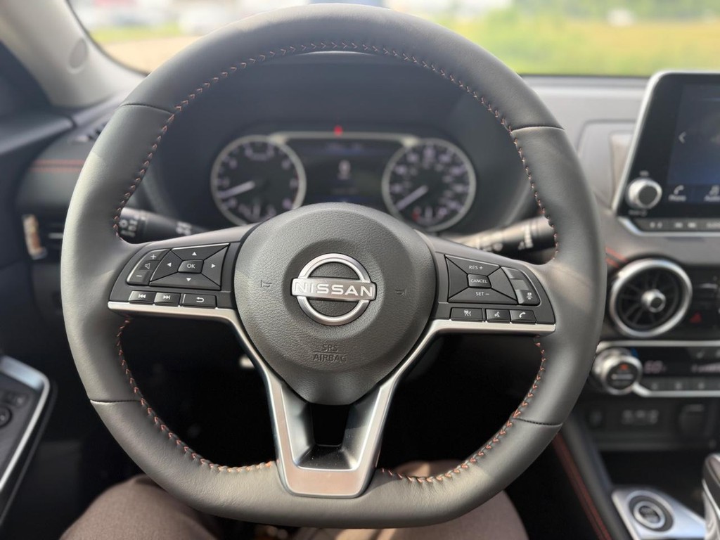 Nissan Sentra Vehicle Full-screen Gallery Image 10