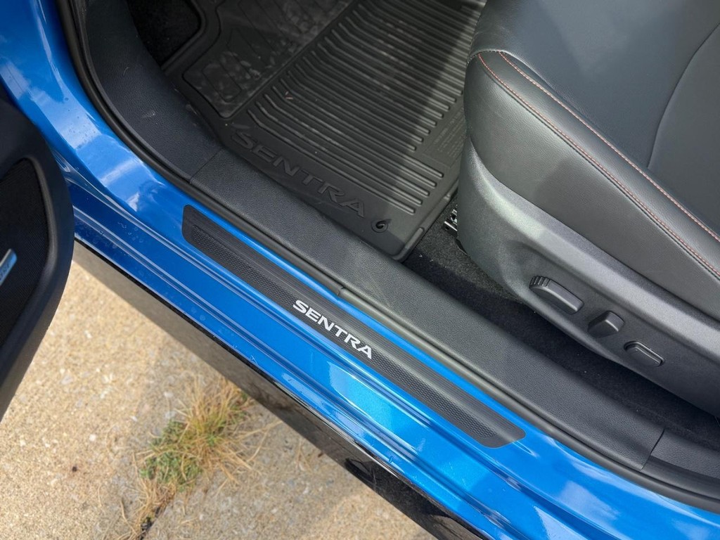 Nissan Sentra Vehicle Full-screen Gallery Image 17