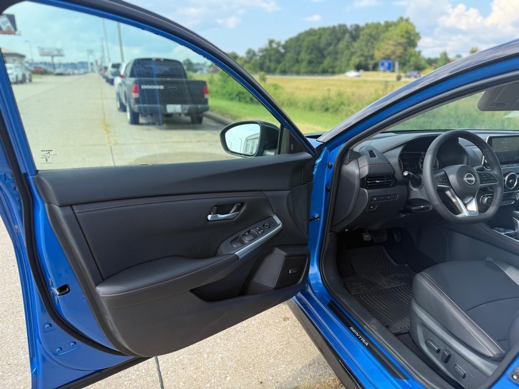 Nissan Sentra Vehicle Full-screen Gallery Image 18