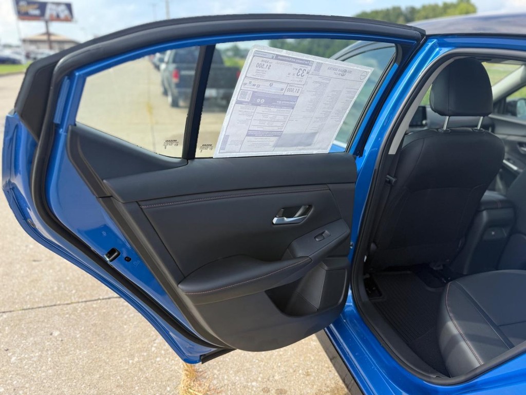 Nissan Sentra Vehicle Full-screen Gallery Image 20