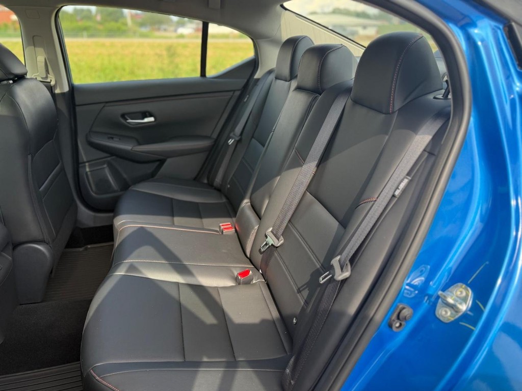 Nissan Sentra Vehicle Full-screen Gallery Image 21