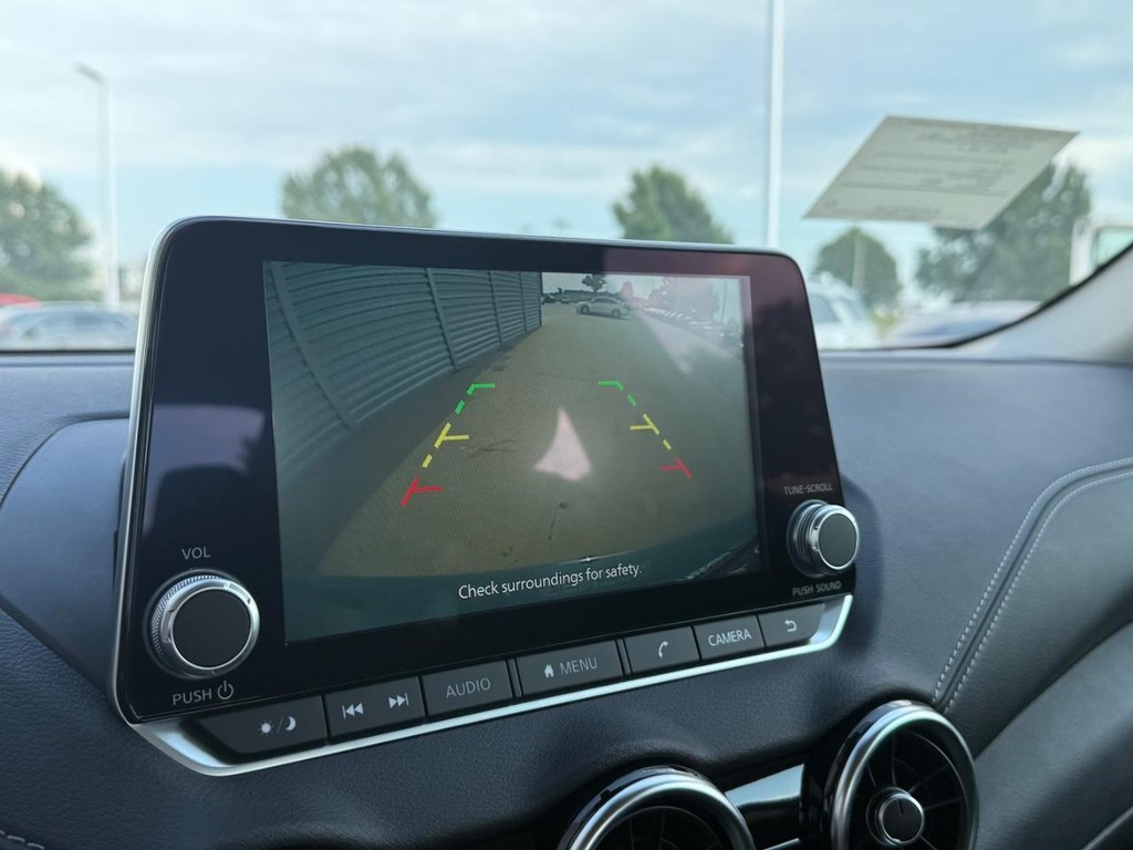 Nissan Sentra Vehicle Full-screen Gallery Image 02