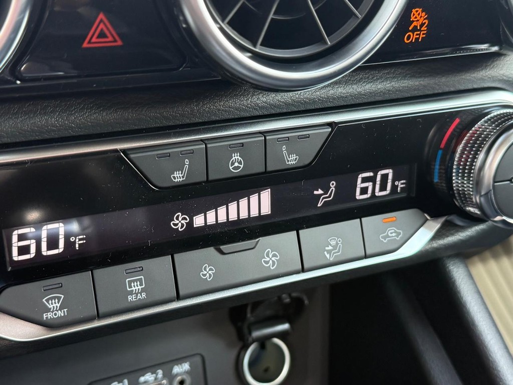 Nissan Sentra Vehicle Full-screen Gallery Image 03