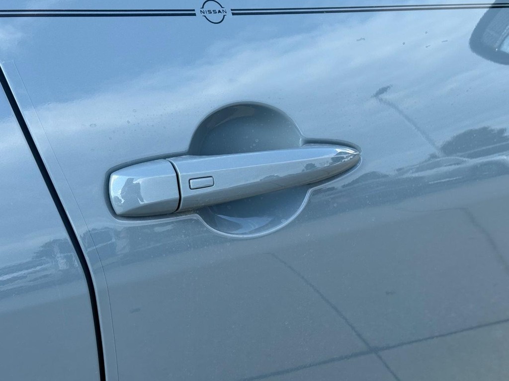 Nissan Sentra Vehicle Full-screen Gallery Image 04