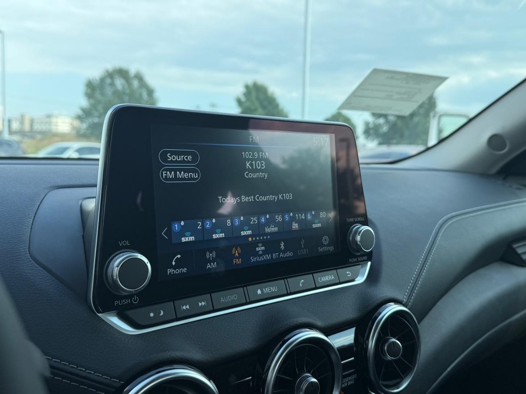 Nissan Sentra Vehicle Full-screen Gallery Image 05