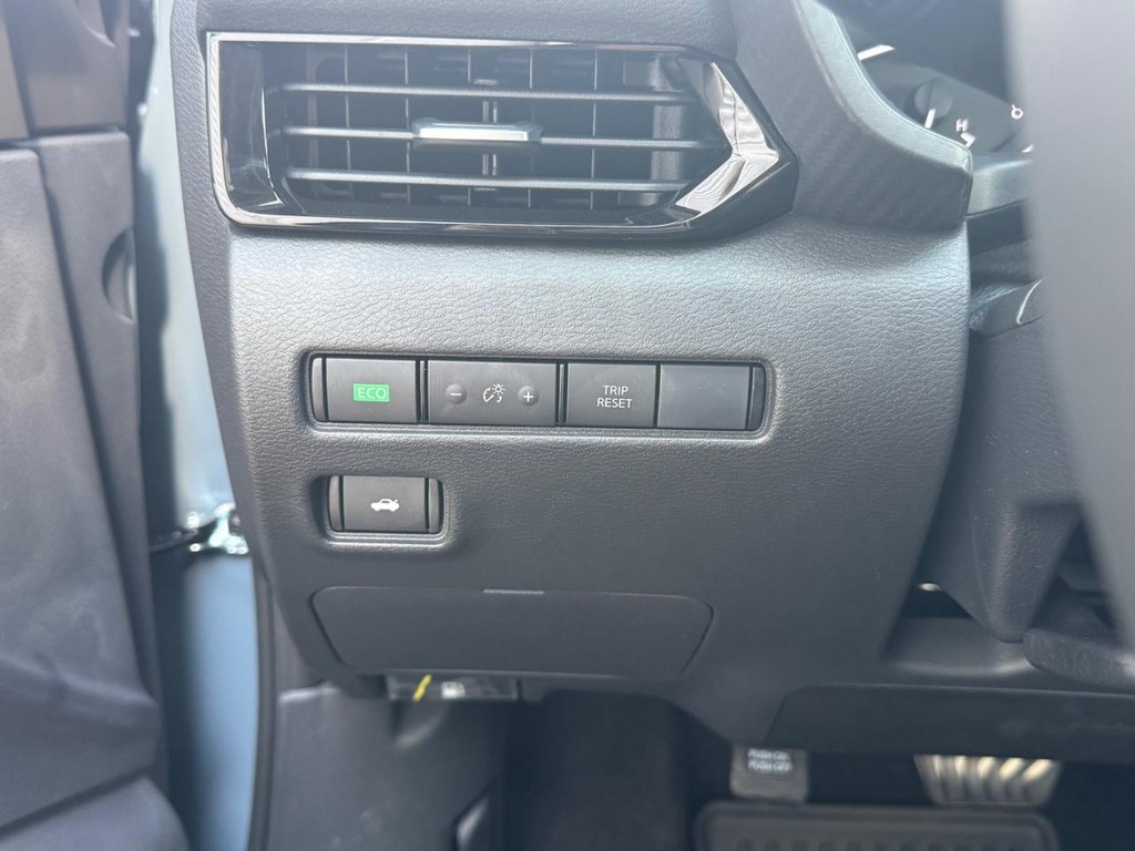 Nissan Sentra Vehicle Full-screen Gallery Image 07