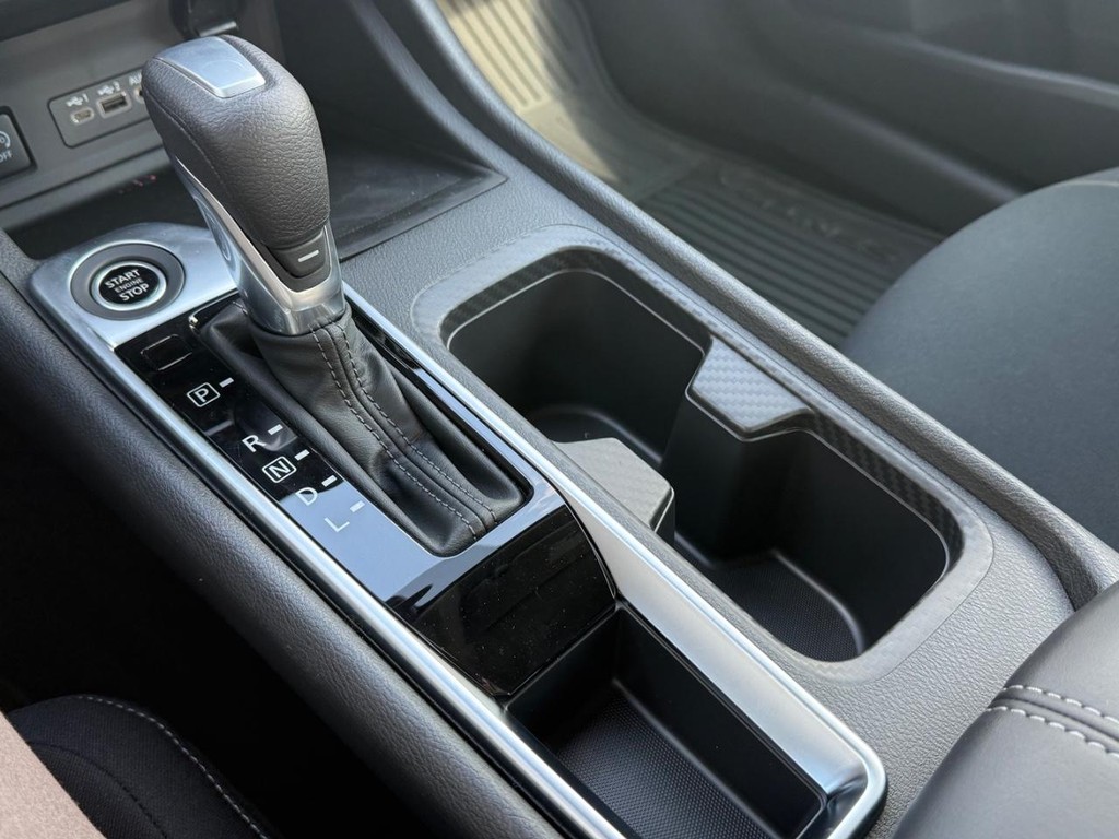 Nissan Sentra Vehicle Full-screen Gallery Image 09