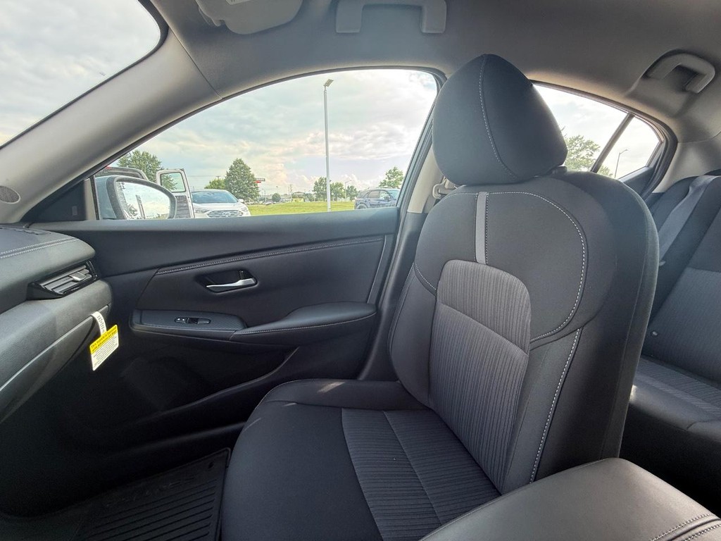 Nissan Sentra Vehicle Full-screen Gallery Image 10