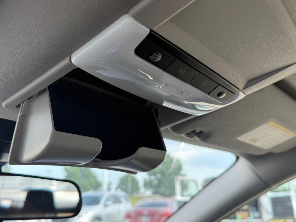 Nissan Sentra Vehicle Full-screen Gallery Image 12