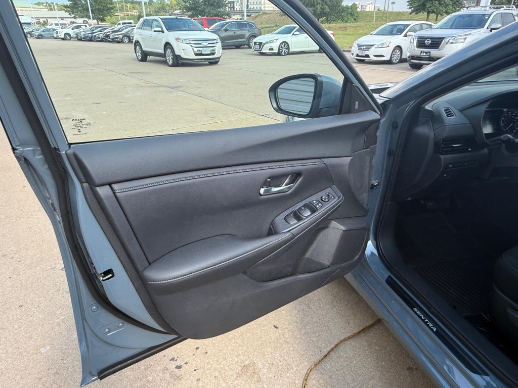 Nissan Sentra Vehicle Full-screen Gallery Image 13