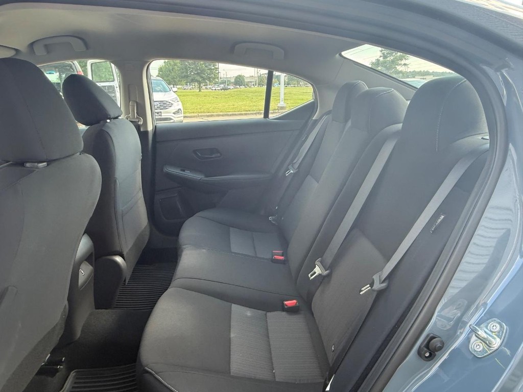 Nissan Sentra Vehicle Full-screen Gallery Image 14