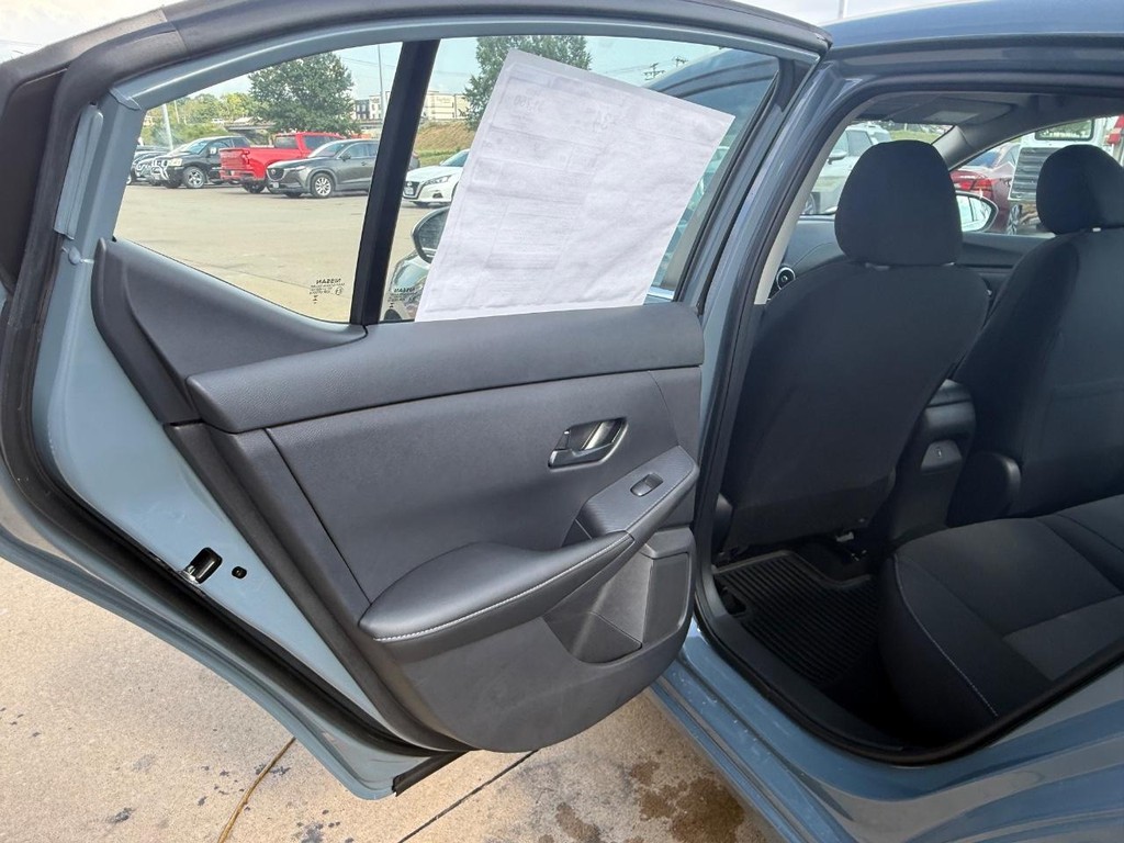 Nissan Sentra Vehicle Full-screen Gallery Image 15