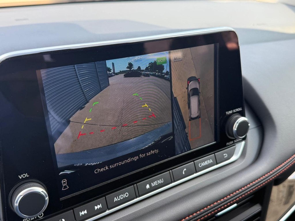 Nissan Rogue Vehicle Full-screen Gallery Image 02