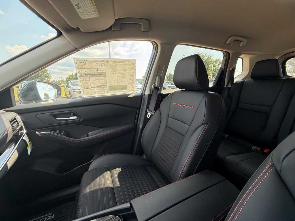 Nissan Rogue Vehicle Full-screen Gallery Image 04