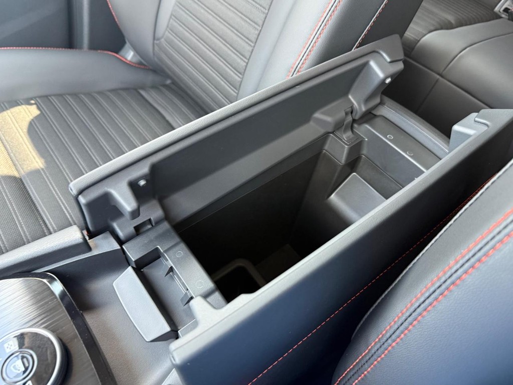 Nissan Rogue Vehicle Full-screen Gallery Image 05