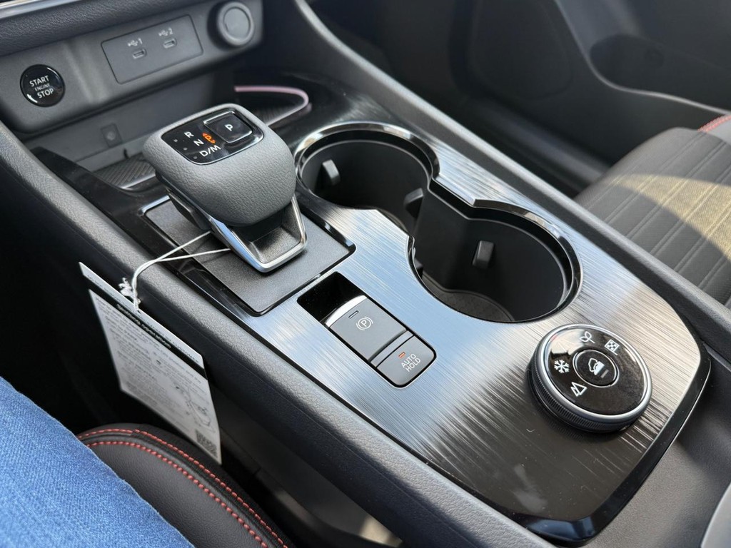 Nissan Rogue Vehicle Full-screen Gallery Image 06