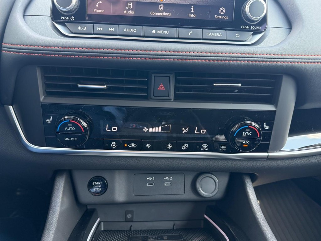 Nissan Rogue Vehicle Full-screen Gallery Image 08