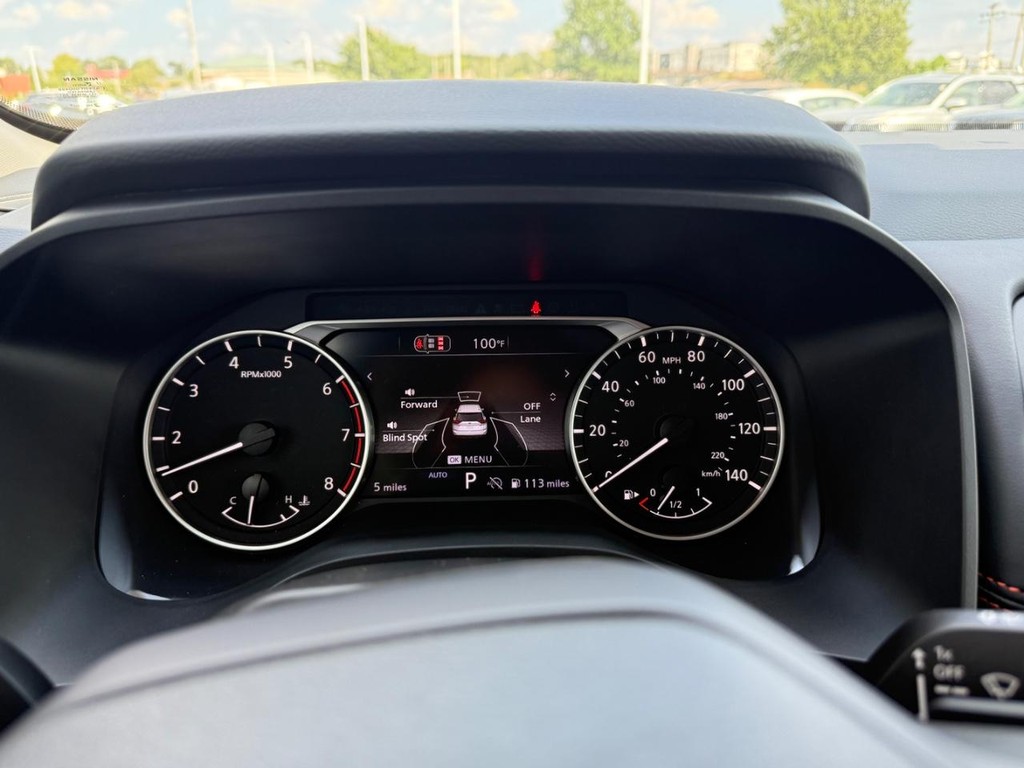 Nissan Rogue Vehicle Full-screen Gallery Image 11