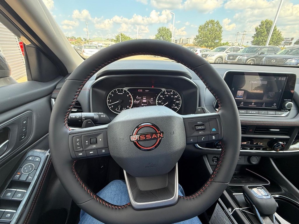 Nissan Rogue Vehicle Full-screen Gallery Image 12