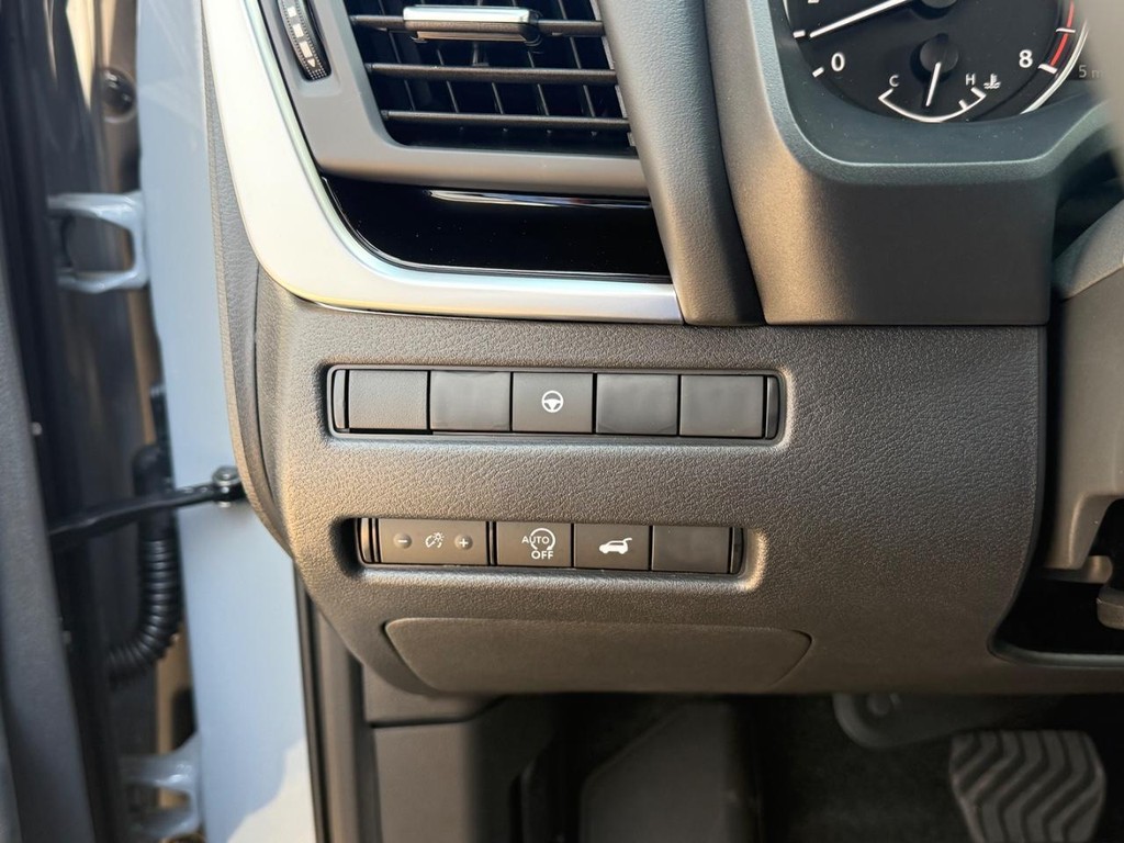 Nissan Rogue Vehicle Full-screen Gallery Image 13