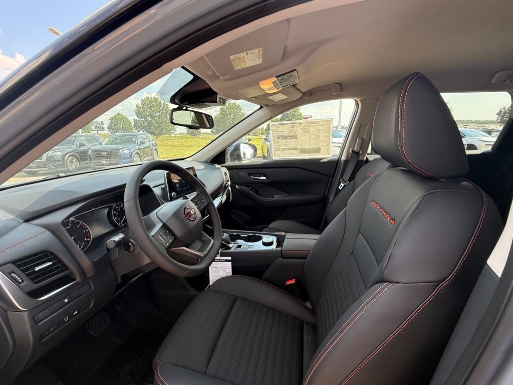 Nissan Rogue Vehicle Full-screen Gallery Image 14