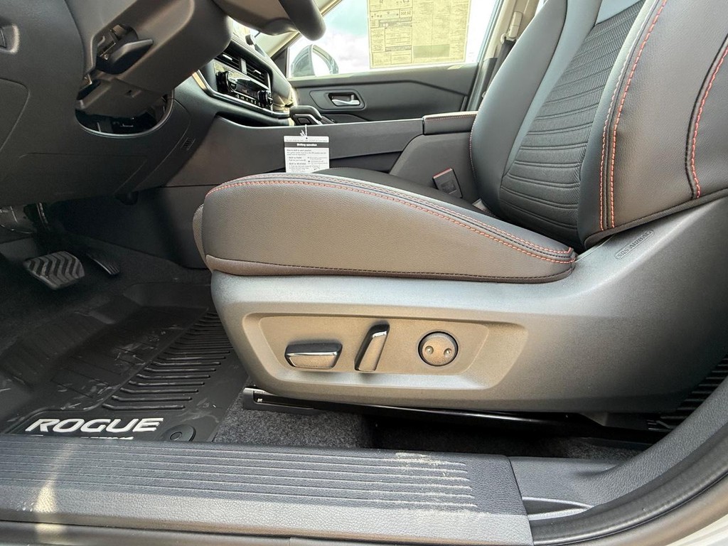 Nissan Rogue Vehicle Full-screen Gallery Image 15