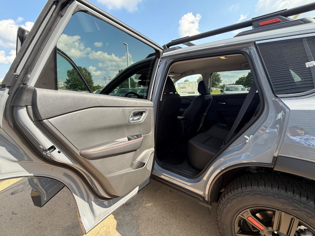 Nissan Rogue Vehicle Full-screen Gallery Image 17