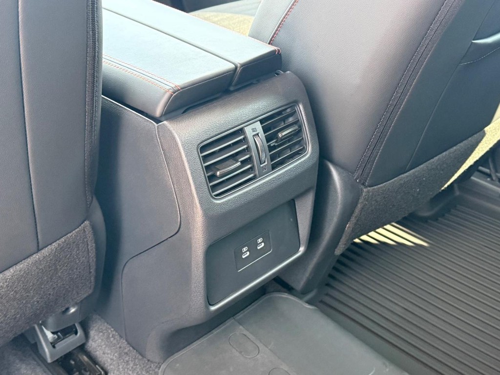 Nissan Rogue Vehicle Full-screen Gallery Image 18