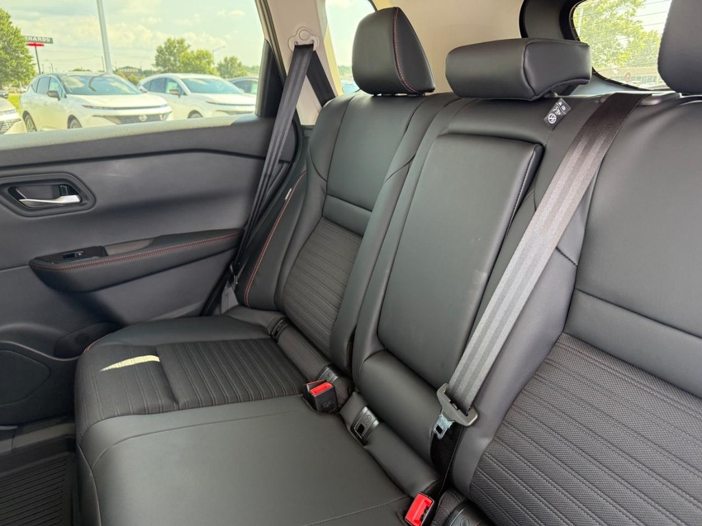 Nissan Rogue Vehicle Full-screen Gallery Image 20