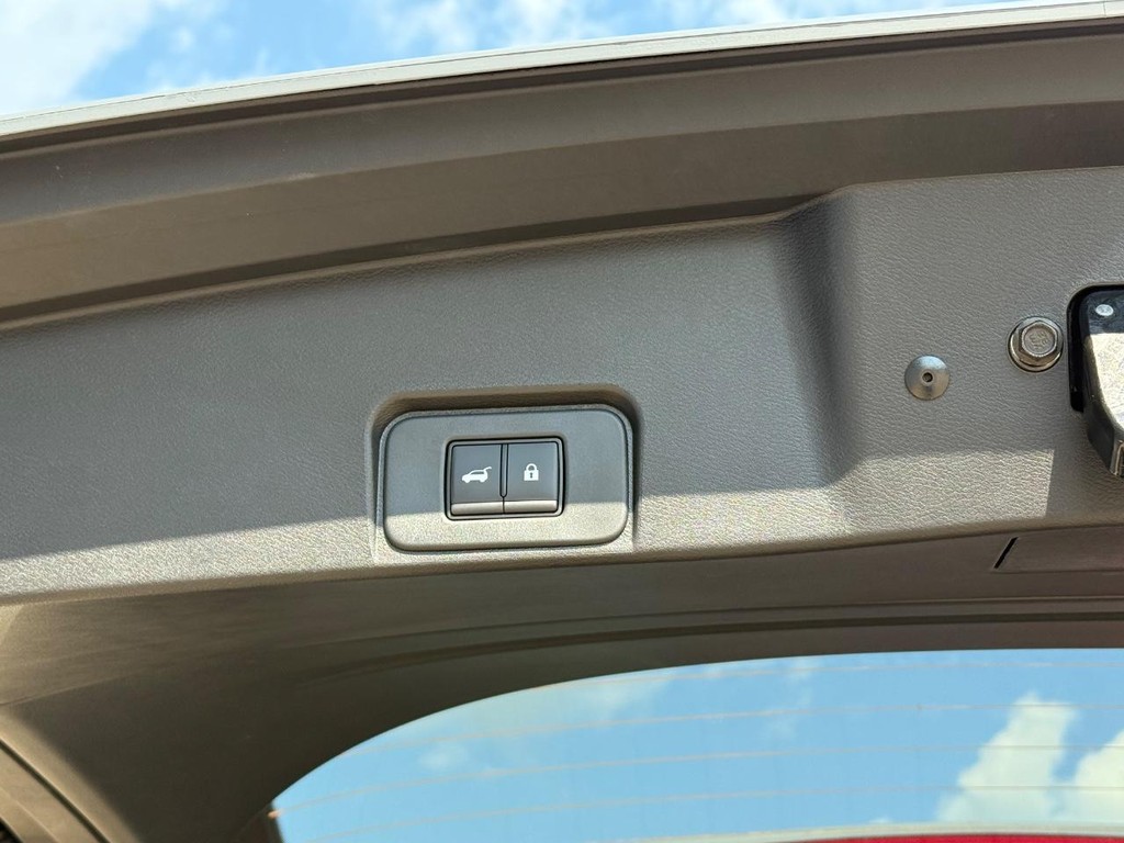 Nissan Rogue Vehicle Full-screen Gallery Image 21