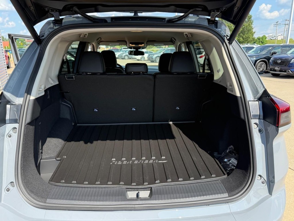 Nissan Rogue Vehicle Full-screen Gallery Image 22