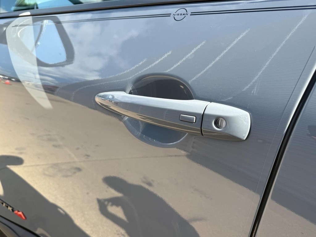 Nissan Rogue Vehicle Full-screen Gallery Image 24