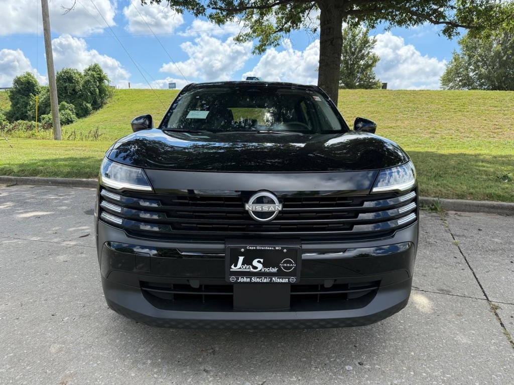 Nissan Kicks Vehicle Full-screen Gallery Image 02