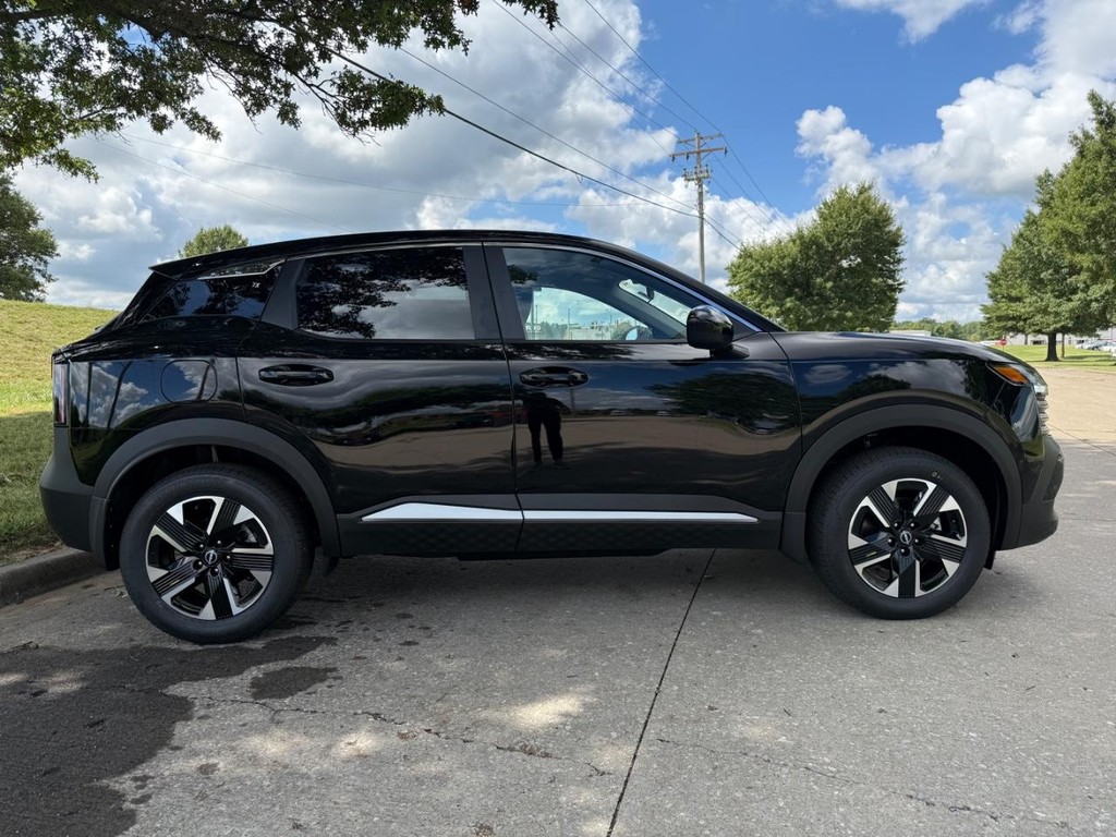 Nissan Kicks Vehicle Full-screen Gallery Image 03