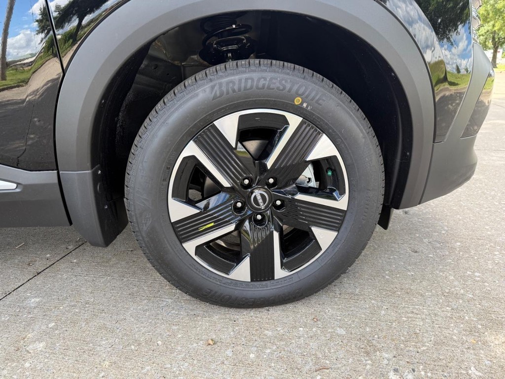 Nissan Kicks Vehicle Full-screen Gallery Image 04